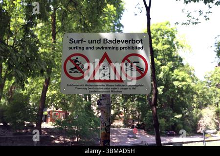 Ein Sommertag in der Landeshauptstadt München. Hier der Blick an der Eisbachwelle auf ein Hinweisschild, Surf und Badeverbot *** Ein Sommertag in der Landeshauptstadt München hier ist ein Blick auf ein Schild an der Eisbachwelle, Surfen und Schwimmen verboten Stockfoto