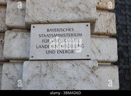 Ein Sommertag in der Landeshauptstadt München. Hier der Blick auf eine Tafel mit dem Schriftzug Bayerisches Staatsministerium für Wirtschaft, Landesentwicklung und Energie in der Prinzregentenstraße *** Ein Sommertag in der Landeshauptstadt München hier ist ein Blick auf eine Tafel mit den Worten Bayerisches Staatsministerium für Wirtschaft, Landesentwicklung und Energie in der Prinzregentenstraße Stockfoto
