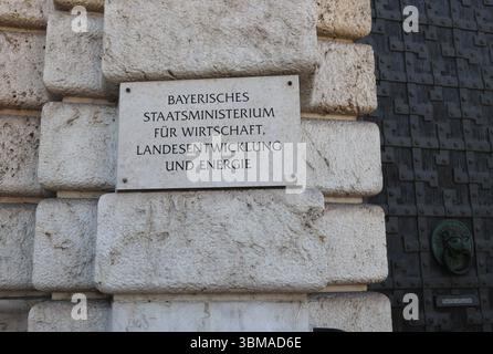 Ein Sommertag in der Landeshauptstadt München. Hier der Blick auf eine Tafel mit dem Schriftzug Bayerisches Staatsministerium für Wirtschaft, Landesentwicklung und Energie in der Prinzregentenstraße *** Ein Sommertag in der Landeshauptstadt München hier ist ein Blick auf eine Tafel mit den Worten Bayerisches Staatsministerium für Wirtschaft, Landesentwicklung und Energie in der Prinzregentenstraße Stockfoto