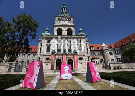 Ein Sommertag in der Landeshauptstadt München. Hier der Blick auf das Bayerische Nationalmuseum in der Prinzregentenstraße *** Ein Sommertag in der Landeshauptstadt München hier ist ein Blick auf das Bayerische Nationalmuseum in der Prinzregentenstraße Stockfoto