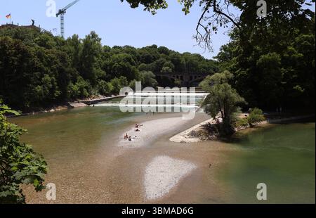 Ein Sommertag in der Landeshauptstadt München. Hier der Blick auf die Isar mit der Fischtreppe, Baden, sonnen, schwimmen, Hitze, Abkühlen, Badewetter *** Ein Sommertag in der Landeshauptstadt München hier ist der Blick auf die Isar mit Fischleiter, Baden, Sonnenbaden, Schwimmen, Hitze, Abkühlung, Badewetter Stockfoto
