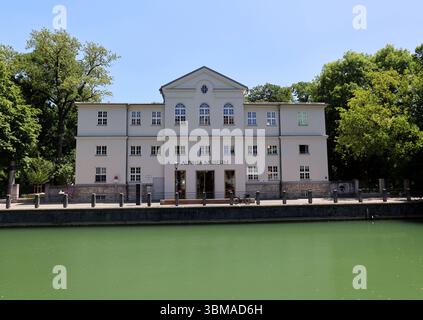 Ein Sommertag in der Landeshauptstadt München. Hier der Blick auf das Alpenmuseum, Alpines Museum auf der Praterinsel, im Vordergrund die Isar *** Ein Sommertag in der Landeshauptstadt München hier der Blick auf das Alpenmuseum, Alpenmuseum auf der Praterinsel, mit der Isar im Vordergrund Stockfoto