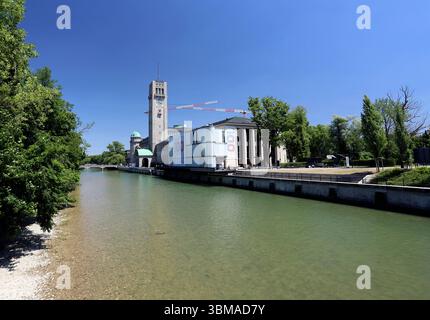 Ein Sommertag in der Landeshauptstadt München. Hier der Blick auf das Deutsche Museum wo die Isar vorbeifliesst *** Ein Sommertag in der Landeshauptstadt München hier ist der Blick auf das Deutsche Museum, an dem die Isar vorbeifließt Stockfoto