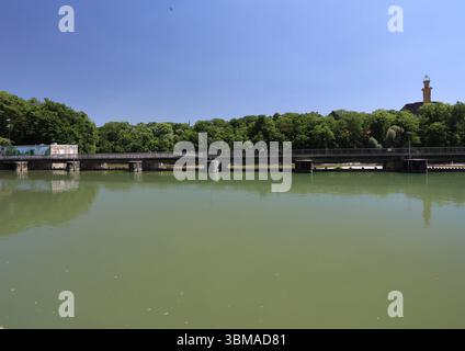 Ein Sommertag in der Landeshauptstadt München. Hier der Blick auf die gestaute Isar am Wehrsteg *** Ein Sommertag in der Landeshauptstadt München hier ist der Blick auf die gestaute Isar an der Wehrsteg-Brücke Stockfoto