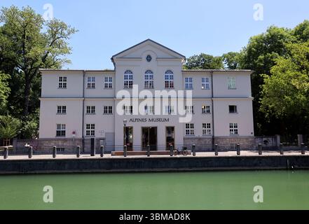Ein Sommertag in der Landeshauptstadt München. Hier der Blick auf das Alpenmuseum, Alpines Museum auf der Praterinsel, im Vordergrund die Isar *** Ein Sommertag in der Landeshauptstadt München hier der Blick auf das Alpenmuseum, Alpenmuseum auf der Praterinsel, mit der Isar im Vordergrund Stockfoto