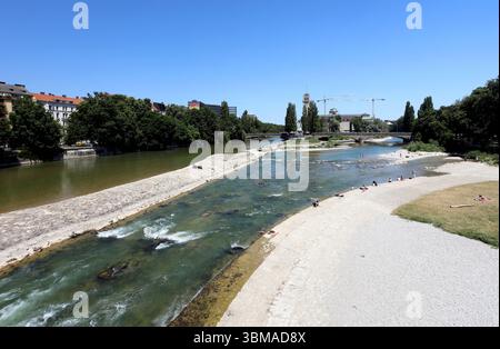 Ein Sommertag in der Landeshauptstadt München. Hier der Blick von der Reichenbachbrücke auf die Isar, im Hintergrund das Deutsche Museum *** Ein Sommertag in der Landeshauptstadt München hier der Blick von der Reichenbachbrücke auf die Isar, mit dem Deutschen Museum im Hintergrund Stockfoto