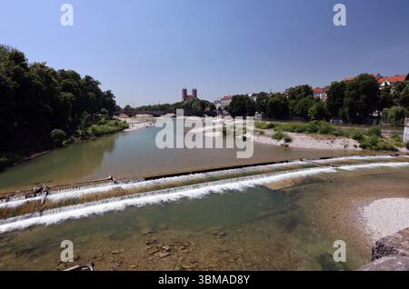 Ein Sommertag in der Landeshauptstadt München. Hier der Blick von der Corneliusbrücke auf die Isar *** Ein Sommertag in der Landeshauptstadt München hier ist der Blick auf die Isar von der Corneliusbrücke Stockfoto