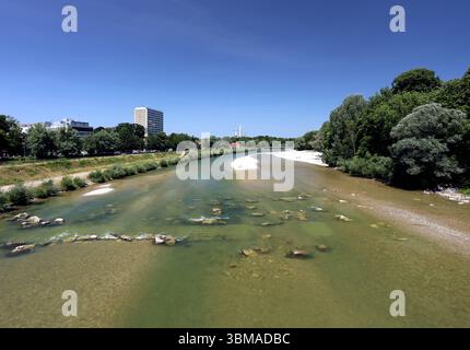 Ein Sommertag in der Landeshauptstadt München. Hier der Blick von der Thalkirchner Brücke auf die Isar, Richtung Flaucher *** Ein Sommertag in der Landeshauptstadt München hier ist der Blick von der Thalkirchner Brücke über die Isar in Richtung Flaucher Stockfoto