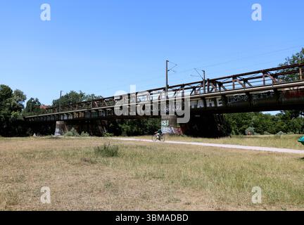 Ein Sommertag in der Landeshauptstadt München. Hier der Blick auf die Braunauer Eisenbahnbrücke welche die Isar überquert *** Ein Sommertag in der Landeshauptstadt München hier ist der Blick auf die Braunauer Eisenbahnbrücke, die die Isar überquert Stockfoto