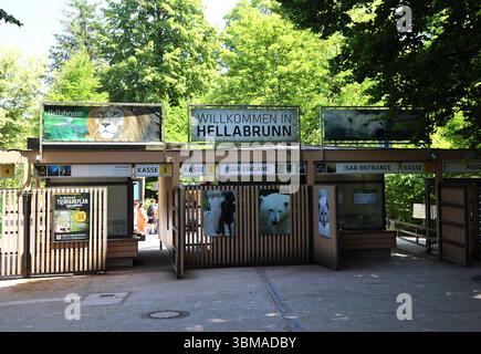Ein Sommertag in der Landeshauptstadt München. Hier der Blick auf den Eingang vom Tierpark Hellabrunn, Zoo, Kasse, Haupteingang *** Ein Sommertag in der Landeshauptstadt München hier ist der Blick auf den Eingang zum Zoo Hellabrunn, Zoo, Ticketschalter, Haupteingang Stockfoto