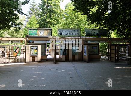 Ein Sommertag in der Landeshauptstadt München. Hier der Blick auf den Eingang vom Tierpark Hellabrunn, Zoo, Kasse, Haupteingang *** Ein Sommertag in der Landeshauptstadt München hier ist der Blick auf den Eingang zum Zoo Hellabrunn, Zoo, Ticketschalter, Haupteingang Stockfoto