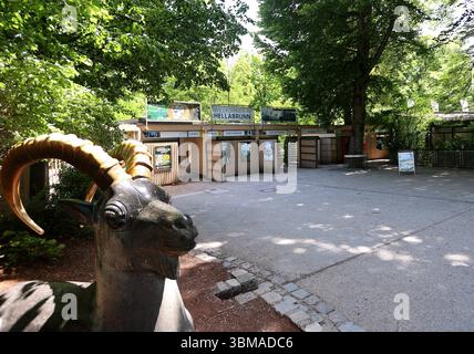 Ein Sommertag in der Landeshauptstadt München. Hier der Blick auf den Eingang vom Tierpark Hellabrunn, Zoo, Kasse, Haupteingang *** Ein Sommertag in der Landeshauptstadt München hier ist der Blick auf den Eingang zum Zoo Hellabrunn, Zoo, Ticketschalter, Haupteingang Stockfoto