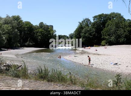 Ein Sommertag in der Landeshauptstadt München. Hier der Blick am Flauche auf Badegäste an der Isar, Sonnen, Sonnenbaden, Hitze, abkühlen, schwimmen, baden, erfrischen, Sommerhitze in der Stadt, Hitzeperiode *** Ein Sommertag in der Landeshauptstadt München hier ist der Blick auf Badende auf der Isar, Sonne, Sonnenbaden, Wärme, Abkühlung, schwimmen, Baden, Erfrischung, Sommerhitze in der Stadt, Hitzewelle Stockfoto