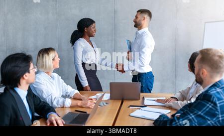 Geschäftsmann Und Geschäftsfrau Handshaking Nach Verhandlungen Während Des Meetings In Office Stockfoto