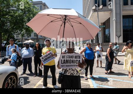 Newark, New Jersey, USA. Juni 2025. Demonstranten kommen zur Unterstützung der US-Repräsentantin Lamonica Mciver bei den Post Office Steps in Newark, New Jersey. Die Kongressfrau Mciver bekannte sich zu drei Bundesanklagen, die auf Zusammenstöße mit ICE-Beamten wegen Einwanderungs- und Haftpolitik zurückzuführen waren. (Kreditbild: © Brian Branch Price/ZUMA Press Wire) NUR REDAKTIONELLE VERWENDUNG! Nicht für kommerzielle ZWECKE! Stockfoto