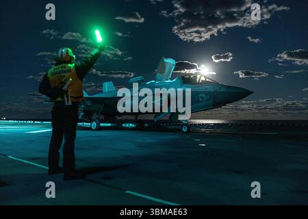 Das US-Marine Corps F-35B Lightning II Flugzeug, das der Marine Fighter Attack Squadron (VMFA) 242, 31st Marine Expeditionary Unit, zugeteilt ist, bereitet sich auf die Aufnahme vor Stockfoto