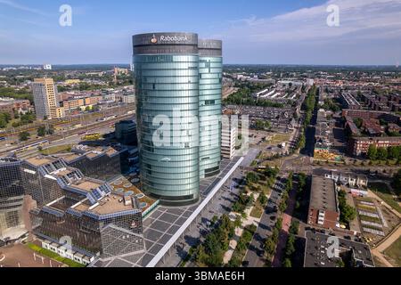 Bürogebäude aus der Luft, moderne zeitgenössische Architektur, Finanzinstitute, Investmentbank Rabobank mit zentraler Bahnhofsinfrastru Stockfoto
