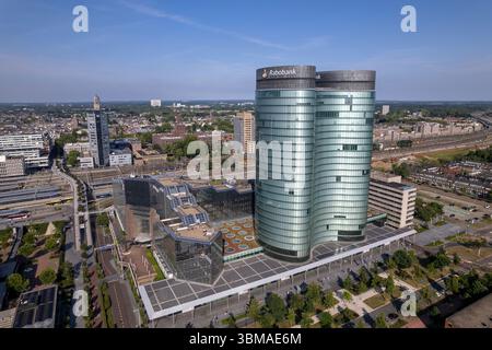 Bürogebäude aus der Luft, moderne zeitgenössische Architektur, Finanzinstitute, Investmentbank Rabobank mit zentraler Bahnhofsinfrastru Stockfoto