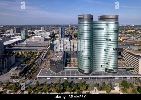 Bürogebäude aus der Luft, moderne zeitgenössische Architektur, Finanzinstitute, Investmentbank Rabobank mit zentraler Bahnhofsinfrastru Stockfoto