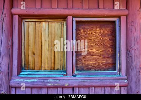 Strukturierte Holzfenster, rustikale Wand und verwitterte Oberfläche Stockfoto