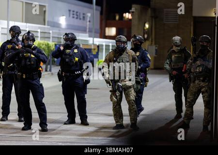 Portland, Usa. Juni 2025. PORTLAND, OREGON USA – 24. Juni 2025: Demonstranten gegen die Präsenz von ICE (Immigration and Customs Enforcement) in Portland hatten sich etwa in der 15. Nacht in Folge in ihrem Hauptquartier im südlichen Ufergebiet mit EIS konfrontiert. Mehrere Demonstranten wurden inhaftiert und mindestens einer wurde mit einem Krankenwagen weggebracht. (Foto: John Rudoff/SIPA USA) Credit: SIPA USA/Alamy Live News Stockfoto