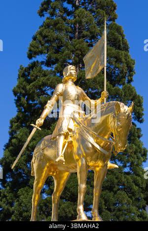 Vergoldetes Reiterdenkmal der Heiligen Jeanne d'Arc (1412–1431) mit Schwert und Fahne in Caen (Calvados), Frankreich Stockfoto