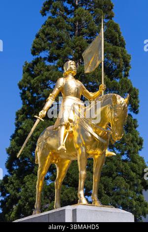 Vergoldetes Reiterdenkmal der Heiligen Jeanne d'Arc (1412–1431) mit Schwert und Fahne in Caen (Calvados), Frankreich Stockfoto