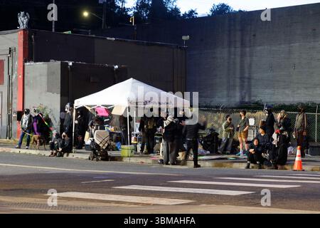 Portland, Usa. Juni 2025. PORTLAND, OREGON USA – 24. Juni 2025: Demonstranten gegen die Präsenz von ICE (Immigration and Customs Enforcement) in Portland hatten sich etwa in der 15. Nacht in Folge in ihrem Hauptquartier im südlichen Ufergebiet mit EIS konfrontiert. Mehrere Demonstranten wurden inhaftiert und mindestens einer wurde mit einem Krankenwagen weggebracht. (Foto: John Rudoff/SIPA USA) Credit: SIPA USA/Alamy Live News Stockfoto