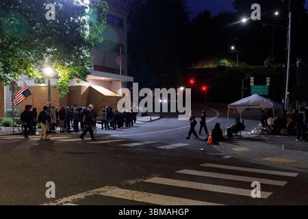Portland, Usa. Juni 2025. PORTLAND, OREGON USA – 24. Juni 2025: Demonstranten gegen die Präsenz von ICE (Immigration and Customs Enforcement) in Portland hatten sich etwa in der 15. Nacht in Folge in ihrem Hauptquartier im südlichen Ufergebiet mit EIS konfrontiert. Mehrere Demonstranten wurden inhaftiert und mindestens einer wurde mit einem Krankenwagen weggebracht. (Foto: John Rudoff/SIPA USA) Credit: SIPA USA/Alamy Live News Stockfoto