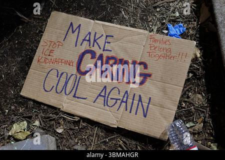 Portland, Usa. Juni 2025. PORTLAND, OREGON USA – 24. Juni 2025: Demonstranten gegen die Präsenz von ICE (Immigration and Customs Enforcement) in Portland hatten sich etwa in der 15. Nacht in Folge in ihrem Hauptquartier im südlichen Ufergebiet mit EIS konfrontiert. Mehrere Demonstranten wurden inhaftiert und mindestens einer wurde mit einem Krankenwagen weggebracht. (Foto: John Rudoff/SIPA USA) Credit: SIPA USA/Alamy Live News Stockfoto