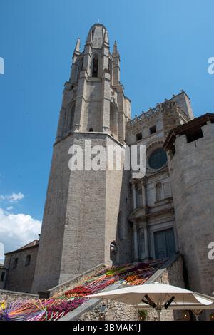 Ein Blick auf die Stadt Girona, Spanien, von den Stufen der Kathedrale von Girona aus gesehen Stockfoto