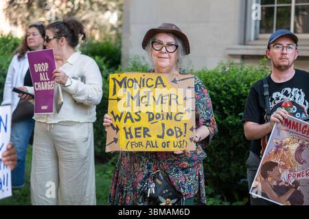 Newark, New Jersey, USA. Juni 2025. Demonstranten treffen sich zur Unterstützung des US-Repräsentanten Mciver bei den Post Office Steps in Newark, New Jersey. Die Kongressfrau Mciver bekannte sich zu drei Bundesanklagen, die auf Zusammenstöße mit ICE-Beamten wegen Einwanderungs- und Haftpolitik zurückzuführen waren. (Kreditbild: © Brian Branch Price/ZUMA Press Wire) NUR REDAKTIONELLE VERWENDUNG! Nicht für kommerzielle ZWECKE! Stockfoto