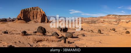 Die schwarzen vulkanischen Felsbrocken des Cathedral Valley im Capitol Reef National Park erscheinen in diesem Panorama von Jailhouse Rock und Umgebung fehl am Platz Stockfoto
