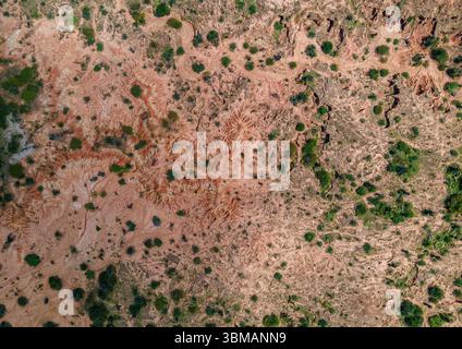 Atemberaubende Luftaufnahme der einzigartigen Landschaft in der Tatacoa-Wüste, Huila, Kolumbien, mit ihren rötlichen Tönen und ihrer kargen Vegetation. Stockfoto