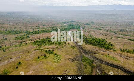 Atemberaubende Aussicht auf die Tatacoa-Wüste mit einzigartiger Landschaft, üppigem Grün inmitten von trockenem Land und gewundenem Fluss. Stockfoto