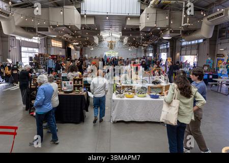 Santa Fe ist die Hauptstadt von New Mexico und zieht Besucher aus aller Welt an, die die pulsierende Kunstkultur, Museen, Geschäfte und adobe-Architektur bewundern Stockfoto