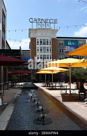 ANAHEIM, KALIFORNIEN - 23. JUNI 2025: Carnegie Plaza ist ein fünfstöckiges Apartment mit 63 Einheiten im traditionellen Stil. Gelegen im Herzen der Innenstadt von Anah Stockfoto