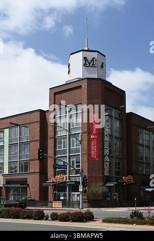 ANAHEIM, KALIFORNIEN - 23. JUNI 2025: Die Center Street Promenade mit kuratierten Läden, handwerklich inspirierten Restaurants und anderen benachbarten Dienstleistungen. Stockfoto