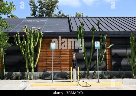 ANAHEIM, KALIFORNIEN - 23. JUNI 2025: Ladestation für Elektrofahrzeuge im Packhaus. Stockfoto