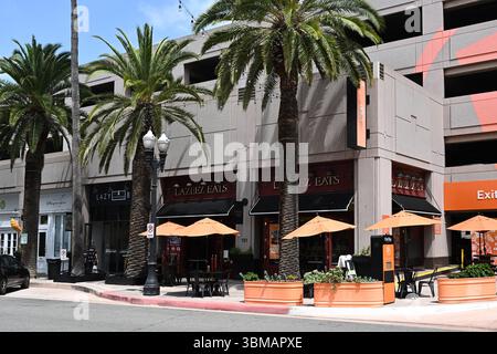 ANAHEIM, KALIFORNIEN - 23. JUNI 2025: Lazeez isst auf der Center Street Promenade in Ctr City in Downtown Anaheim. Stockfoto