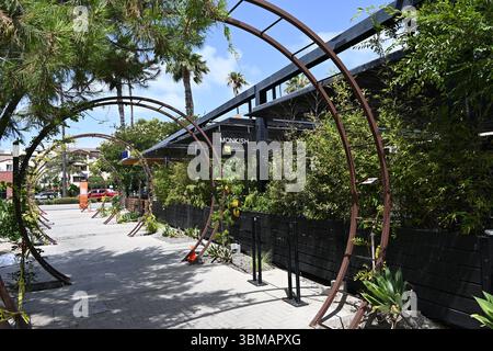 ANAHEIM, KALIFORNIEN - 23. JUNI 2025: Monkish Brewing and Beer Garden im Farmers Park neben dem Packing House auf dem Anaheim Blvd. Stockfoto