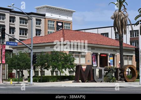 ANAHEIM, KALIFORNIEN - 23. JUNI 2025: Muzeo Museum and Cultural Center ist ein 25.000 Quadratmeter großer Komplex, der aus Anaheims historischer Carnegie Library besteht Stockfoto