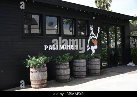 ANAHEIM, KALIFORNIEN - 23. JUNI 2025: Pali Wine Co. Im berühmten Packing District von Anaheim gegenüber dem Packing House im FABRIKGEBÄUDE Stockfoto