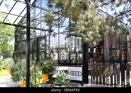 ANAHEIM, KALIFORNIEN - 23. JUNI 2025: Das Poppy and Seed Restaurant im Farmers Park neben dem Packing House ist ein saisonales kulinarisches Erlebnis im Gewächshaus Stockfoto