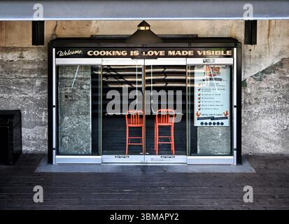 ANAHEIM, KALIFORNIEN - 23. JUNI 2025: Willkommen, Cooking is Love sichtbares Schild im Anaheim Packing House, einer Gourmet-Speisesaal in einem ehemaligen Zitrus-pac Stockfoto