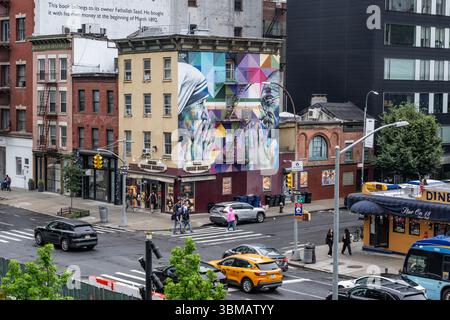 New Yorker Kunstwerke entlang der High Line – Wandgemälde und Kunstwerke an NYC Ziegelwänden im Südwesten Manhattans Stockfoto