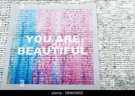 New Yorker Kunstwerke entlang der High Line – Wandgemälde und Kunstwerke an NYC Ziegelwänden im Südwesten Manhattans Stockfoto