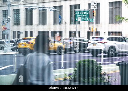 New York City Buildings - Reflexion des Straßenlebens in Fenstern in Manhattan City Window von New York City Stockfoto