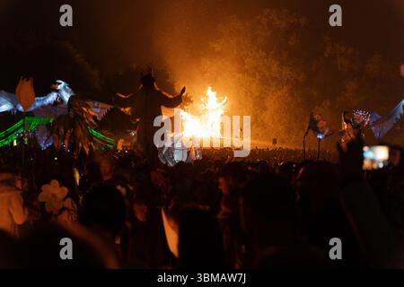 Die Green Fields Area des Glastonbury Festivals wird heute Abend mit einer Zeremonie eröffnet, die von der gemeinsamen „Flame of Hope“ geleitet wird und 15 heilige Flammen aus der ganzen Welt vereint. Ein Chor von über tausend Stimmen singt ein Friedensmantra in King’s Meadow, gefolgt von einem spektakulären Feuerwerk. Die Veranstaltung schafft ein starkes Gefühl von Einheit und Zweck und markiert den offiziellen Beginn des Festivals in diesem ruhigen, spirituellen Herzen der Stätte (Foto: Joao Daniel Pereira/SIPA USA) Stockfoto