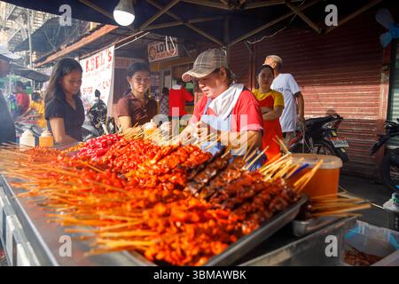 13. Mai 2025: Calapan City, Philippinen, Grillspieße auf einem geschäftigen Markt Stockfoto